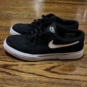 Women’s Nike Shoes Sz 9